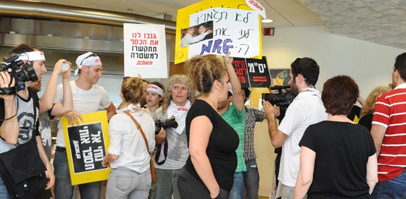 הפגנת עובדי מעריב - פורצים למשרדי IDB  / צלם:  תמר מצפי