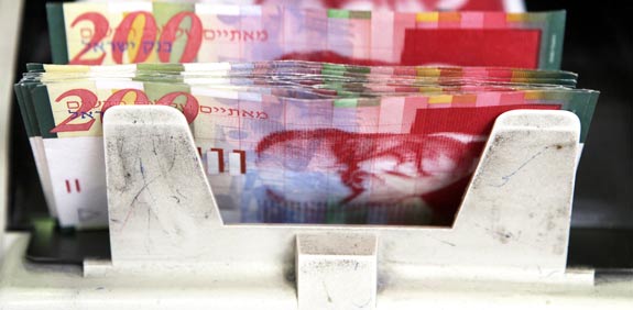 ספירת 200 שקלים  / צלם: בלומברג
