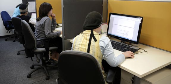 נשים חרדיות עובדות במחשב חרדים תעסוקה / צלם: בלומברג