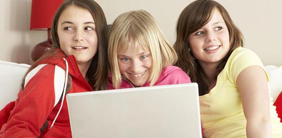 ילדים אינטרנט גולש גלישה מחשב היי-טק הייטק בלוגים עולם רשת חברתית ילדות / צלם: פוטוס טו גו
