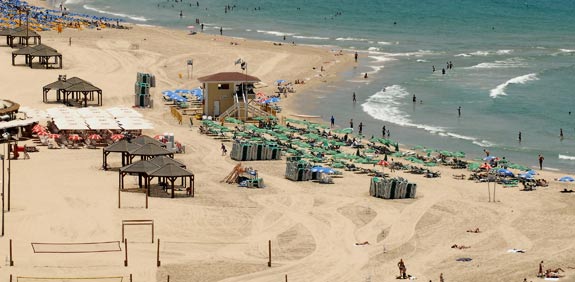 חוף הים בתל אביב / צילום: איל יצהר