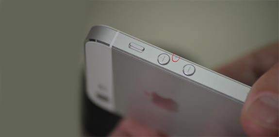 אייפון 5  עם שריטה / צילום: תמר מצפי 