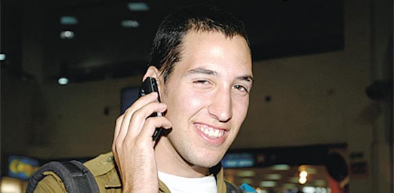 חייל מדבר בסלולר /  צילום: תמר מצפי