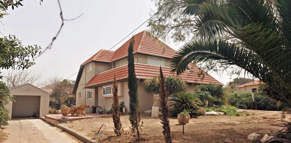 הבית במושב בית ינאי / צילום: בן יוסטר, תמר מצפי, איל יצהר 