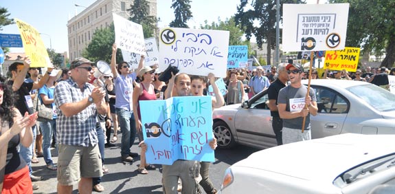 הפגנת עובדי ערוץ 10 הבוקר מול בית ראש הממשלה בירושלים / צילום: יוני ריקלר