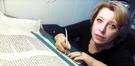 המגילה - / צלם: אדוארד קפארוב
