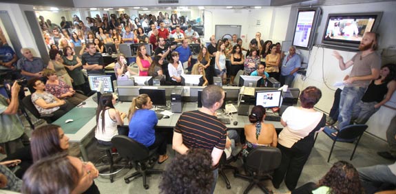 אסיפת עובדי מעריב / צילום: רועי ברק