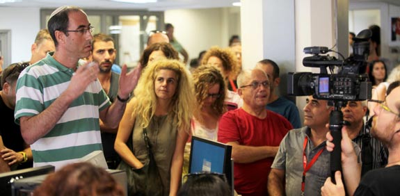 אסיפת עובדי מעריב / צילום: רועי ברק