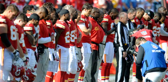 שחקני קנזס סיטי צ'יפס מה-NFL עומדים לזכרו של ג'ובאן בלצ'ר שרצח את בת זוגו והתאבד / צלם: רויטרס‏