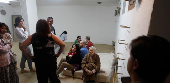 אזרחים יושבים במקלט  / צילום: רויטרס