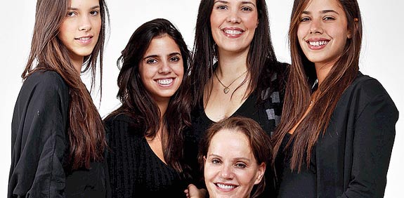 עדינה חכם ובנותיה / צלם: אילן ספירא