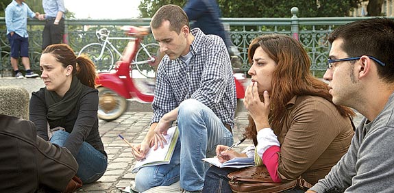 צעירים בשכונת קרויצברג בברלין / צילום: פטריק פגל