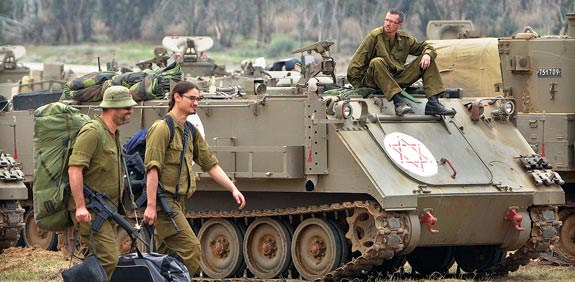 חיילי מילואים חוזרים הביתה / צילום: רויטרס
