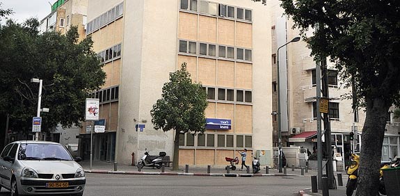 בנין השייך לבנק לאומי / צילום: איל יצהר