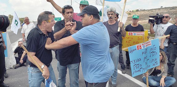 עובדי פניציה מפגינים  / צלם: אייל הצפון