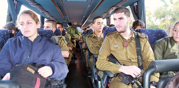 חיילים באוטובוס / צילום: רוני שיצר