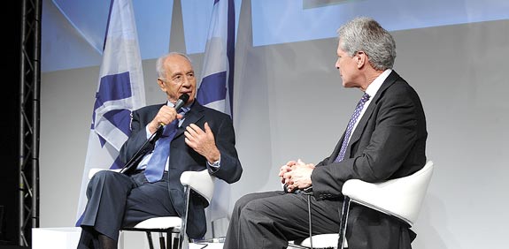שמעון פרס סטיב אוסטרלי / צילום:תמר מצפי