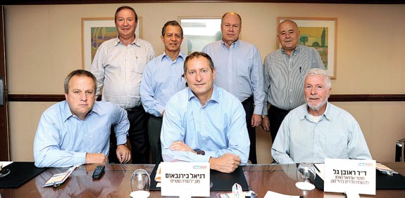 משתתפי השולחן העגול / צילום: איל יצהר