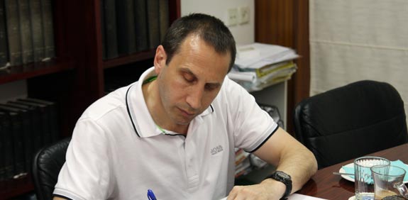 דייויד בלאט חותם על חוזה חדש במכבי ת"א / צלם: עומר גבע, אתר מכבי ת"א