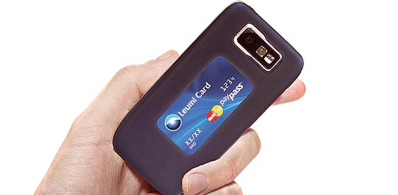 מדבקת PayPass / צילום: רועי ורד