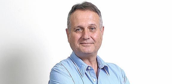 אודי מירון, חוג בית של אופיר אקוניס / צילום: איל יצהר