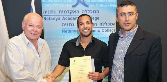 אבי בן אסאייג (מימין), גבי לסט (משמאל), טקס מלגות במכללה באקדמית נתניה / צילום: artamir