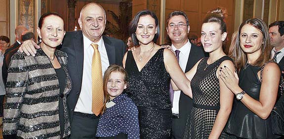 משפחת תשובה חוגגת את הוצאת הספר על שחזור מלון פלאזה ניו יורק / צילום: מארק ואן הולדן