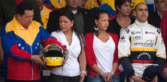נשיא ונצואלה הוגו צ'אבס עם בנותיו ועם נהג הפורמולה 1 פסטור מלדונדו / צלם: רויטרס