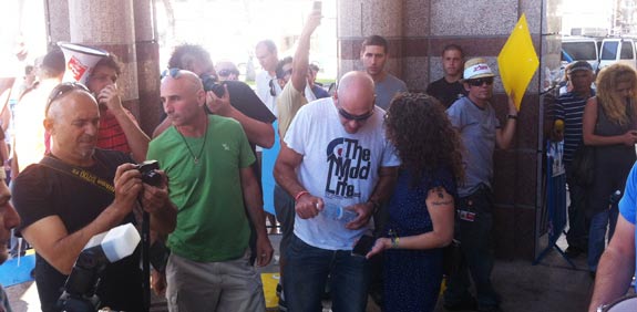 עובדי מעריב מתפרצים לתוך מבנה הכשרת היישוב / צילום: גלובס