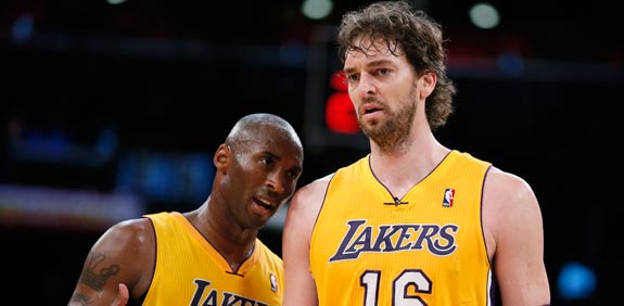 פאו גאסול וקובי בראיינט מקבוצת ה-NBA לוס אנג'לס לייקרס / צלם: רויטרס