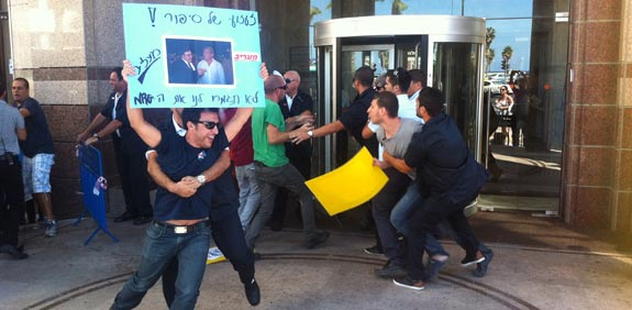עובדי מעריב מתפרצים לתוך מבנה הכשרת היישוב / צילום: גלובס