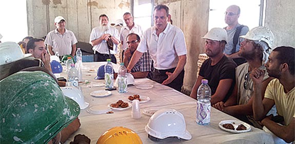 ניצן הורביץ בביקור באתר בנייה / צילום: אורי חודי