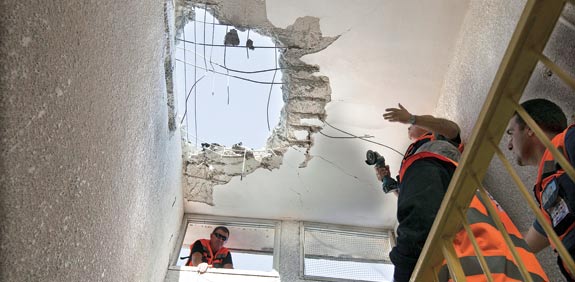 פגיעה בבית באשקלון / צילום: רויטרס
