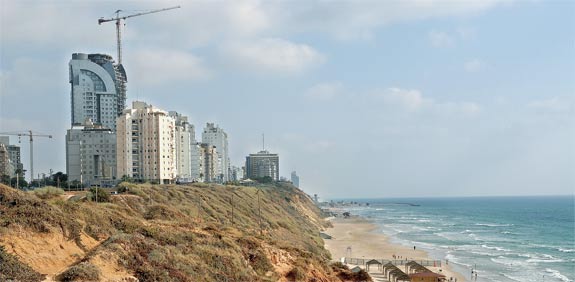 בנייה בחוף הים בנתניה / צילום: איל יצהר