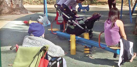 קשישים וילדים בגן ציבורי בתל אביב / צילום: מירב מורן