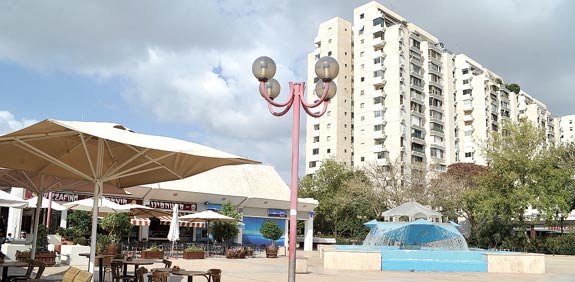 מרכז שוסטר ברמת אביב / צילום: תמר מצפי