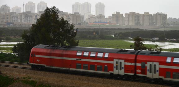 הצפות ,חורף סערה,מזג אוויר סוער-נתניה / צילום: תמר מצפי