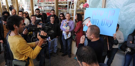 הפגנה של עובדי החדשות המקומיות / צילום: איל יצהר