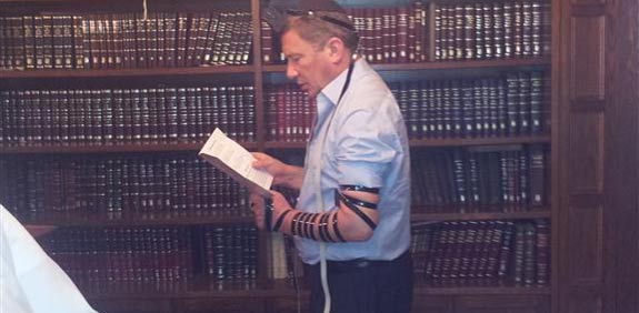וחי דנקנר בכפר חבד / באדיבות אתר חב"ד col