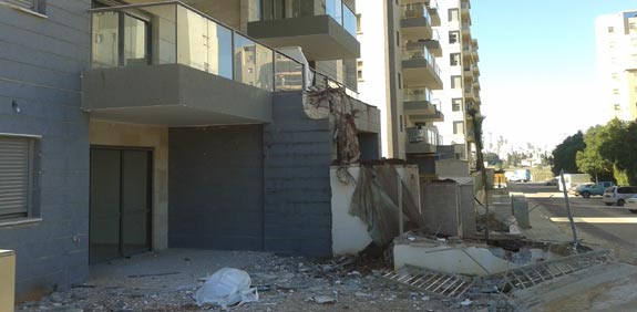 מרפסת שקרסה בבניין בחדרה / צילום: גיל ארבל
