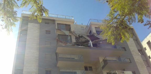 מרפסת שקרסה בבניין בחדרה / צילום: גיל ארבל