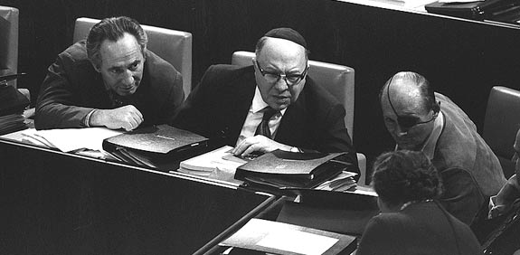 השרים פרס, בורג דיין וראש הממשלה גולדה מאיר בישיבת הכנסת על חוק השבתון / צילום: לע"מ