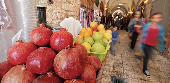 דוכן מיצים טבעיים בבזאר הטורקי/ צילום יותם יעקבסון