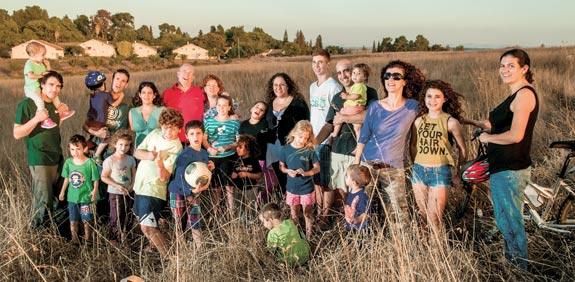 המשפחות בהרחבה הפנימית בקיבוץ גלאון / צילום: רפי קוץ