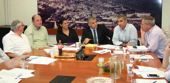צוות 90 הימים סוקר בפני שר האוצר יאיר לפיד את המלצותיו /צילום: רם אלפיה-דוברות משרד האוצר