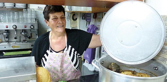 עליזה עם הסיר / צלם: חיליק גורפינקל