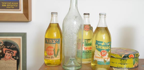 אוסף נוסטלגי של אוכל/ צילום: תמר מצפי