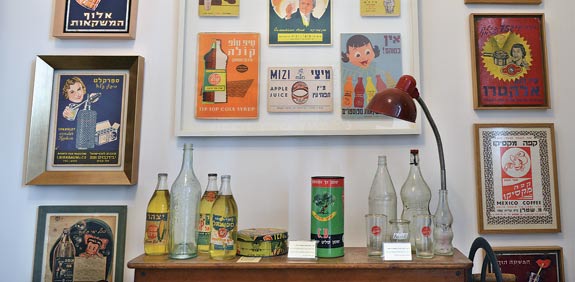 אוסף נוסטלגי של אוכל/ צילום: תמר מצפי