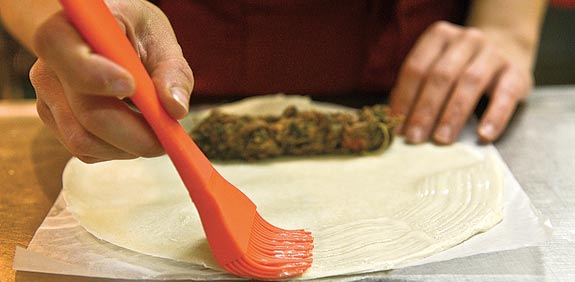 כיצד מגלגלים סיגרים / צילום: בן יוסטר