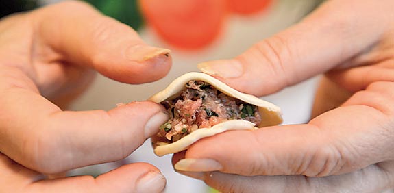 הכנת כיסוני השישברק/  צילום:בן יוסטר